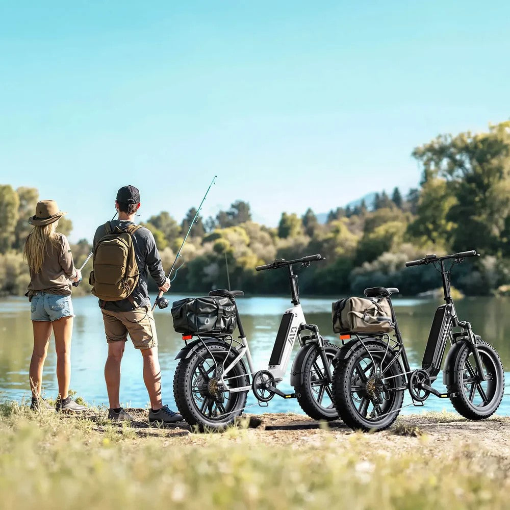 Deux personnes au bord d'un lac avec leurs fat bikes électriques pliables