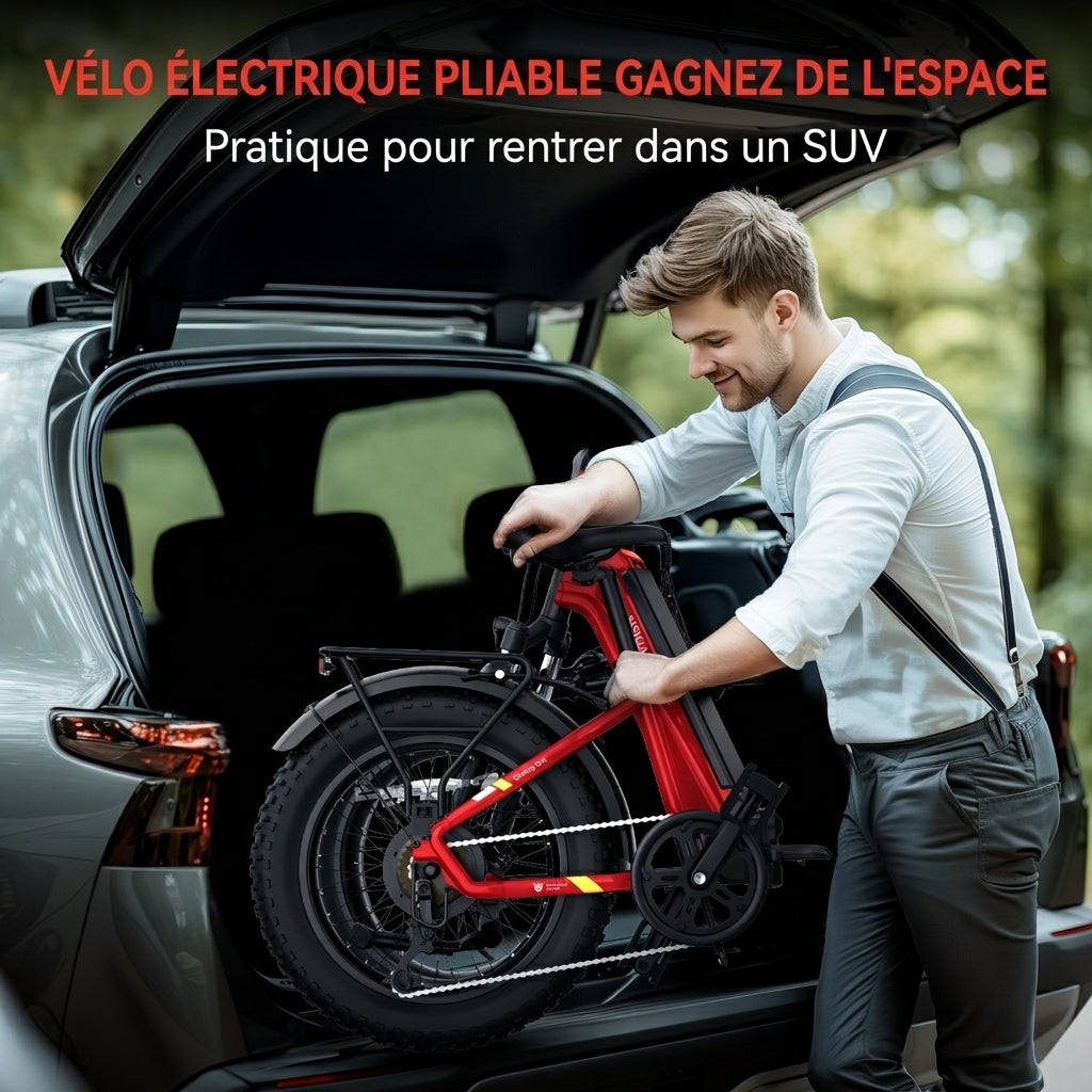 Homme rangeant un fat bike électrique pliable dans le coffre d'un SUV